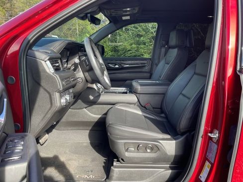 Used 2024 GMC Yukon Denali w/ Advanced Technology Package image 11