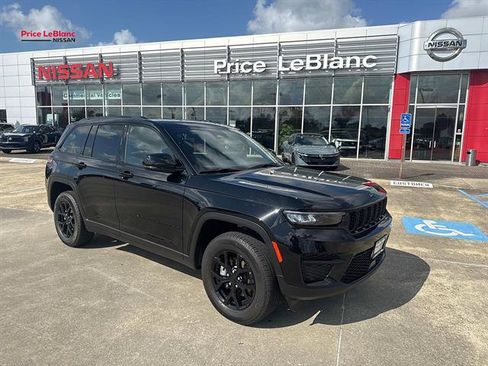 Used 2025 Jeep Grand Cherokee Altitude AWD/4WD image 1