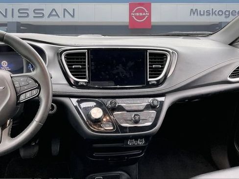 Used 2024 Chrysler Pacifica Limited FWD image 9