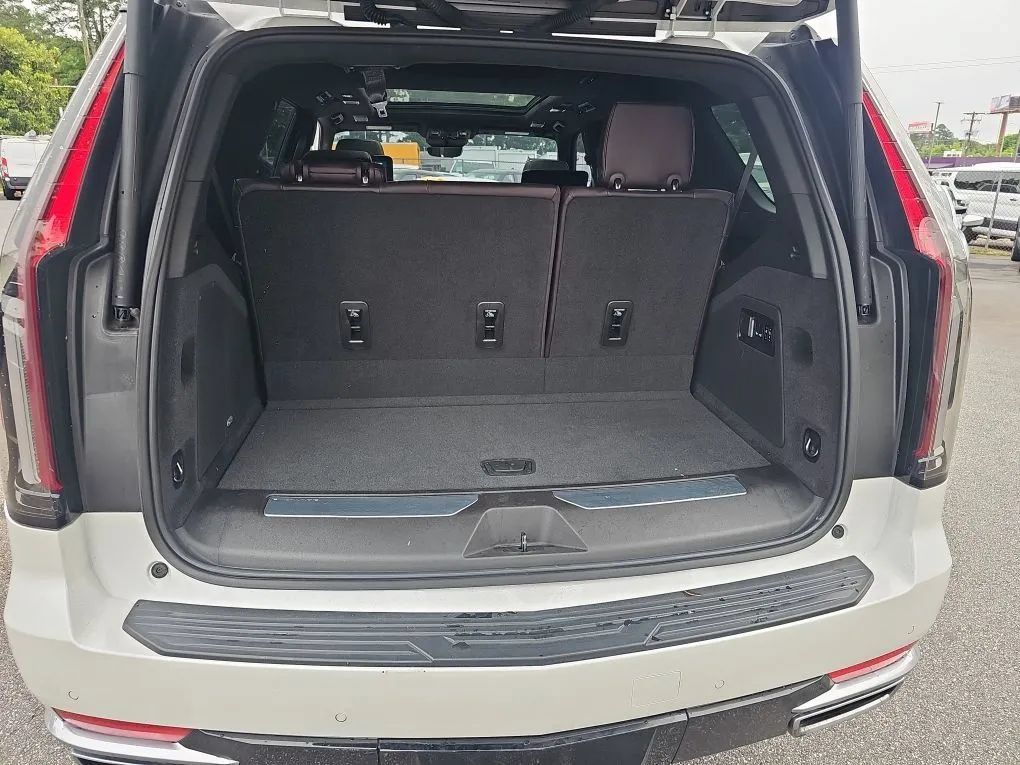 Used 2021 Cadillac Escalade Premium Luxury Platinum RWD image 33