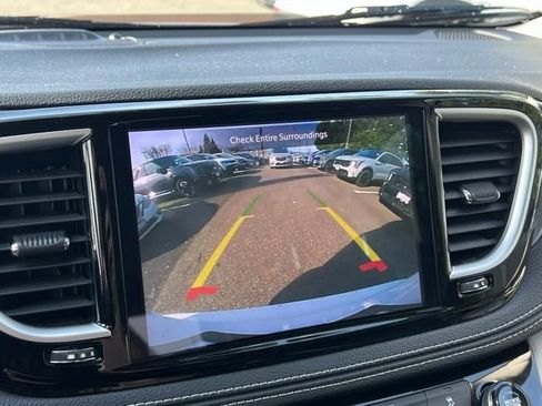 Used 2024 Chrysler Pacifica Select image 23