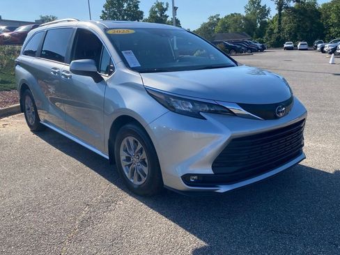 Used 2025 Toyota Sienna XLE w/ XLE Plus Package FWD image 1
