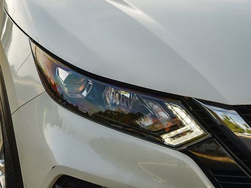 Used 2021 Nissan Rogue Sport SV FWD image 9