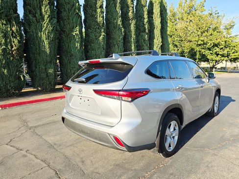 Used 2020 Toyota Highlander LE image 8