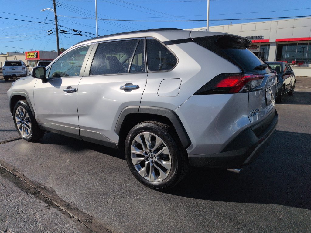 Used 2019 Toyota RAV4 Limited w/ Advanced Technology Package AWD/4WD image 3