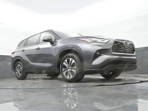 Used 2021 Toyota Highlander XLE FWD image 24