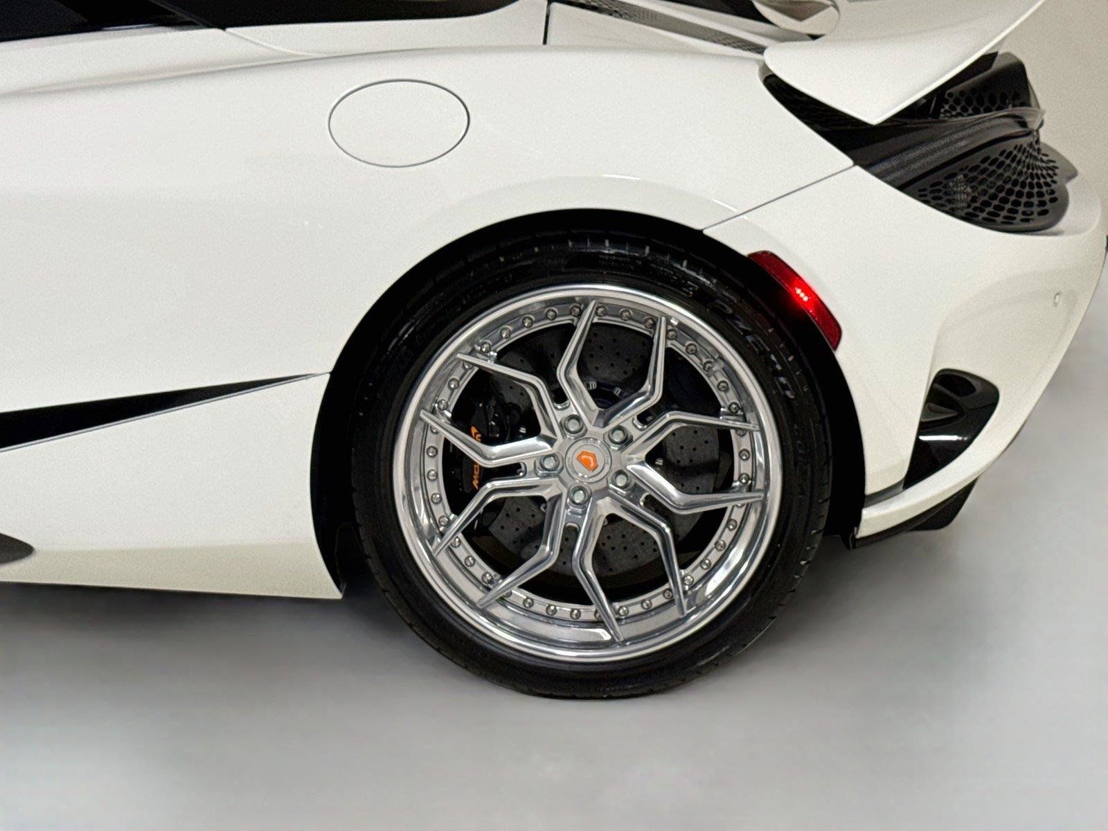 Used 2024 McLaren 750S Spider RWD image 40