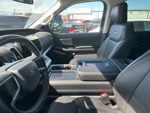 Used 2025 Ford Expedition Platinum image 14