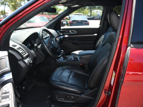 Used 2018 Ford Explorer Limited w/ Equipment Group 301A FWD image 7