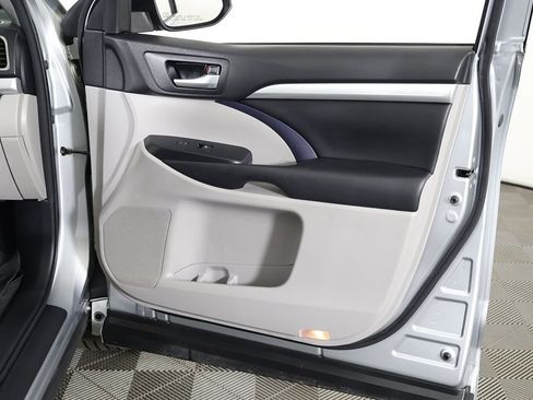 Used 2017 Toyota Highlander XLE image 26