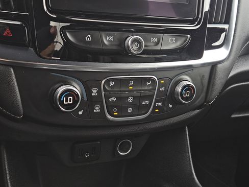 Used 2022 Chevrolet Traverse LT image 24