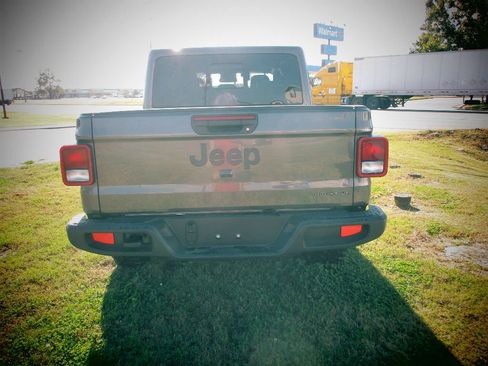 New 2025 Jeep Gladiator Sport image 17