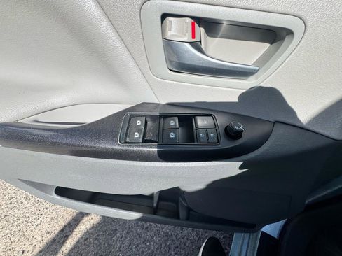 Used 2015 Toyota Sienna LE FWD image 23