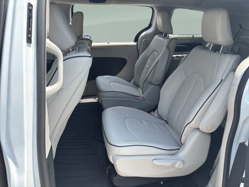 Used 2019 Chrysler Pacifica Limited w/ Advanced Safetytec Group FWD image 25