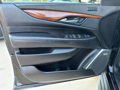 Used 2019 Cadillac Escalade ESV Luxury image 30