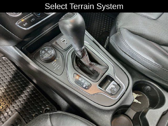 Used 2020 Jeep Cherokee Trailhawk AWD/4WD image 26