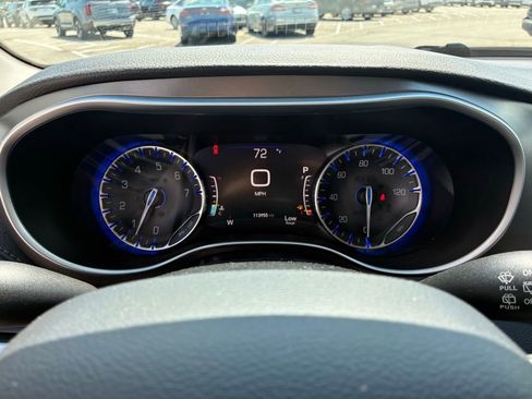 Used 2019 Chrysler Pacifica Limited FWD image 17