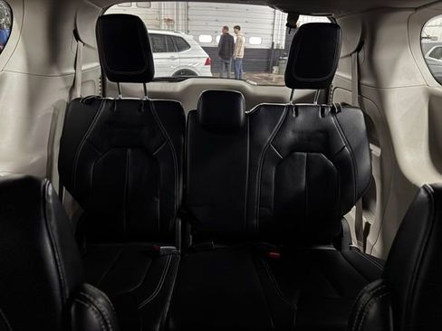 Used 2022 Chrysler Pacifica Touring-L image 21