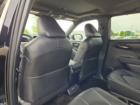 Used 2025 Toyota Highlander XSE AWD/4WD image 19