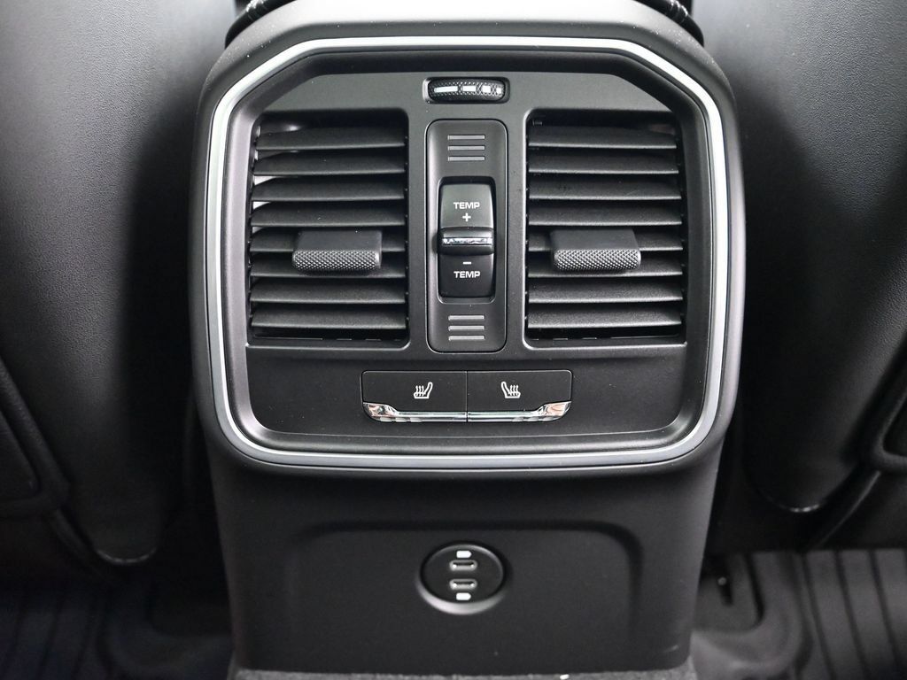 Certified 2026 Porsche Macan AWD/4WD image 8