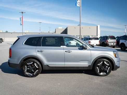 Used 2025 Kia Telluride S FWD image 11
