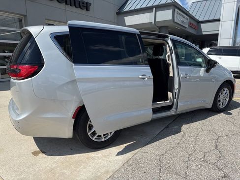 Used 2024 Chrysler Pacifica Touring-L FWD image 35