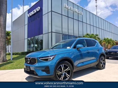 Used 2025 Volvo XC40 B5 Core AWD/4WD image 1