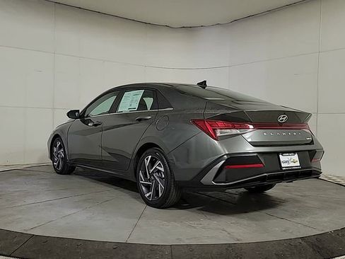 Used 2025 Hyundai Elantra Limited image 5