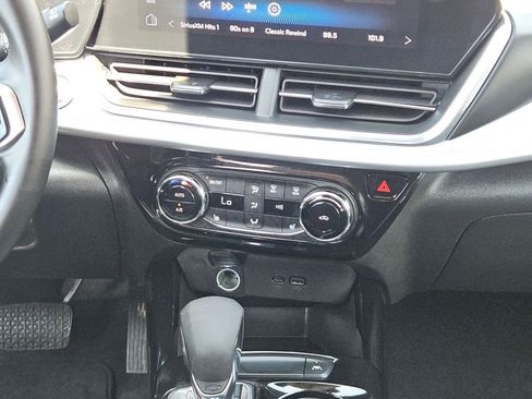 Used 2025 Chevrolet Trax LT w/ LT Convenience Package FWD image 21