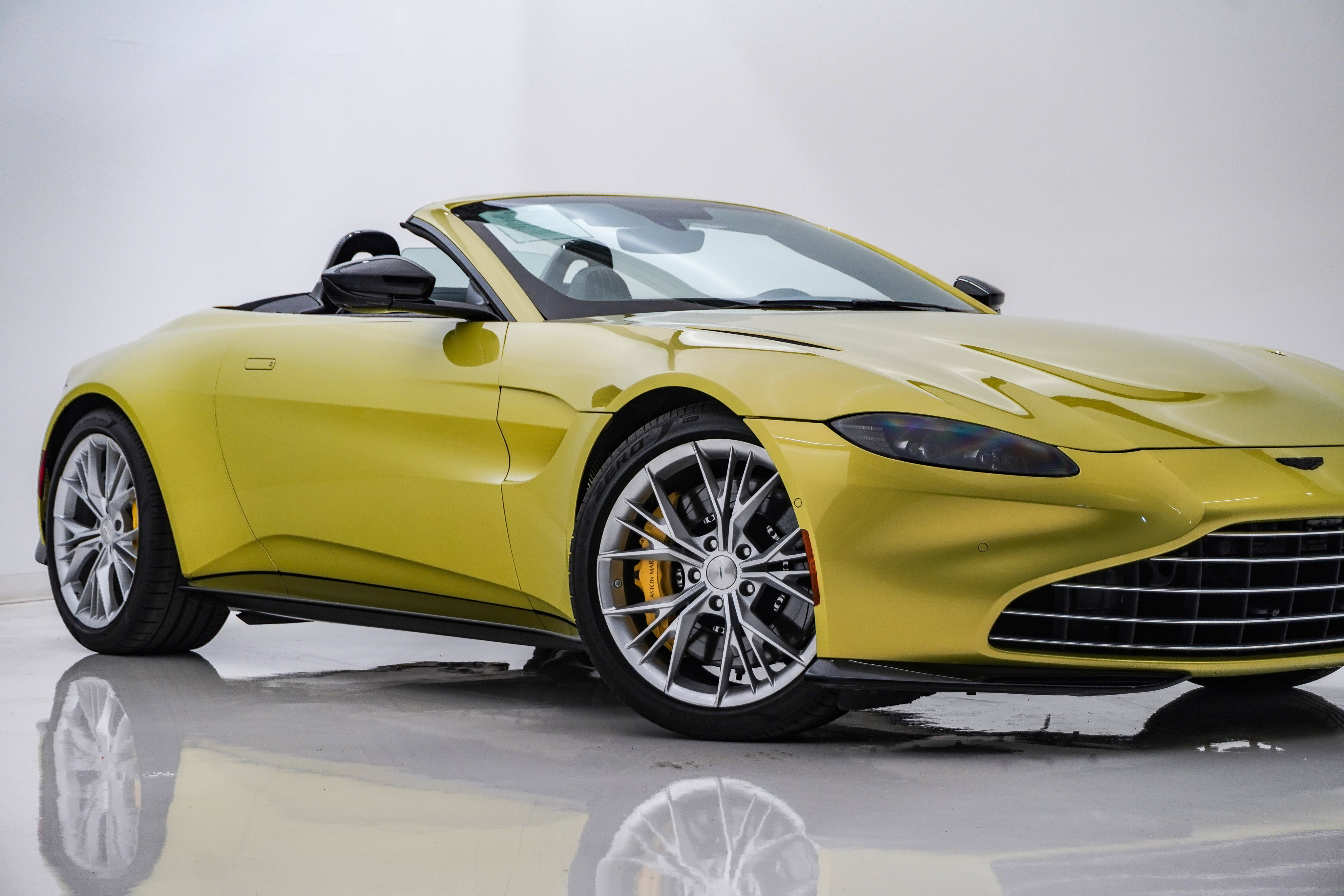 Used 2023 Aston Martin V8 Vantage Roadster RWD image 2