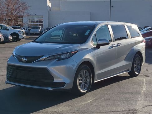 Used 2024 Toyota Sienna LE image 10