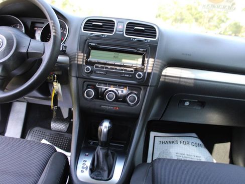 Used 2011 Volkswagen Golf 4-Door FWD image 38