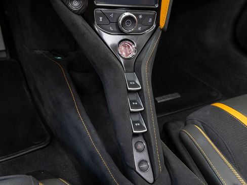 Used 2020 McLaren 720S Performance RWD image 18