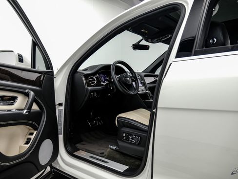 Used 2019 Bentley Bentayga image 33