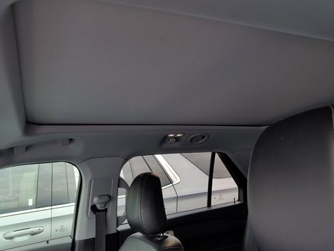 Used 2021 Ford Explorer XLT w/ Equipment Group 202A image 9