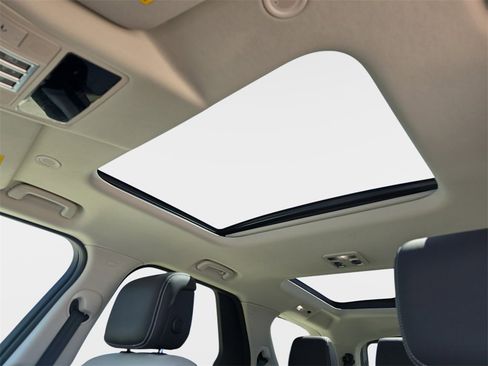 Certified 2025 Land Rover Discovery S image 32