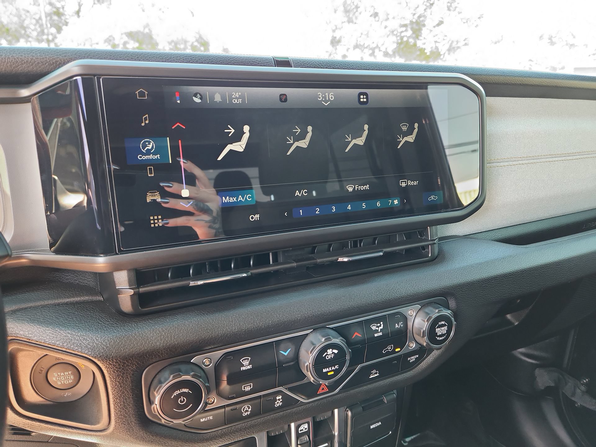 Certified 2025 Jeep Gladiator Sport AWD/4WD image 16