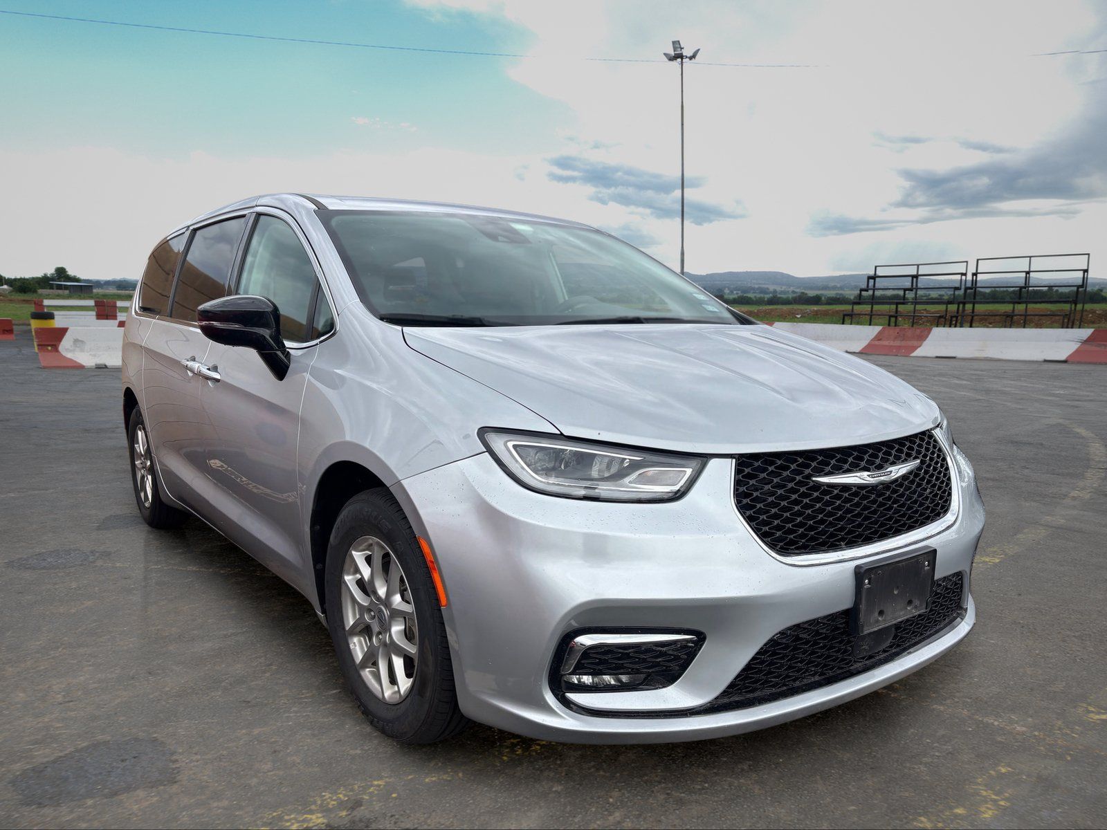 Used 2024 Chrysler Pacifica Touring-L FWD image 2