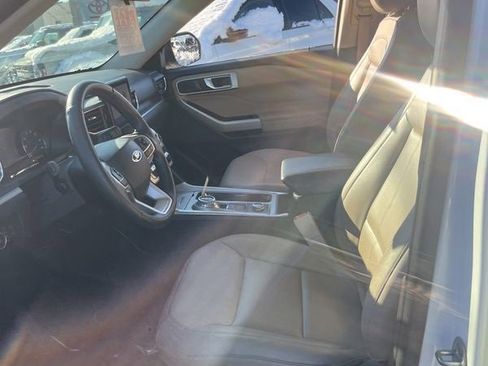 Used 2022 Ford Explorer XLT w/ Equipment Group 202A image 5