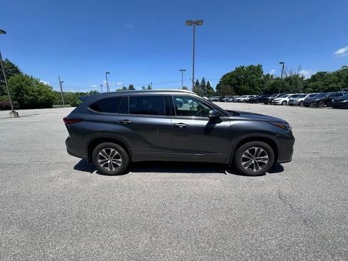 Used 2020 Toyota Highlander XLE AWD/4WD image 2