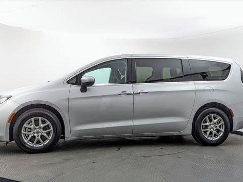Used 2023 Chrysler Voyager LX FWD image 3