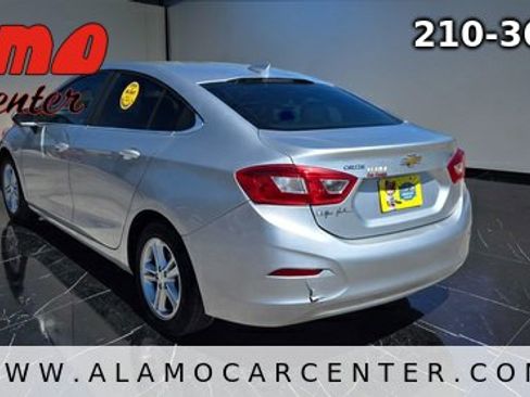 Used 2017 Chevrolet Cruze LT image 3