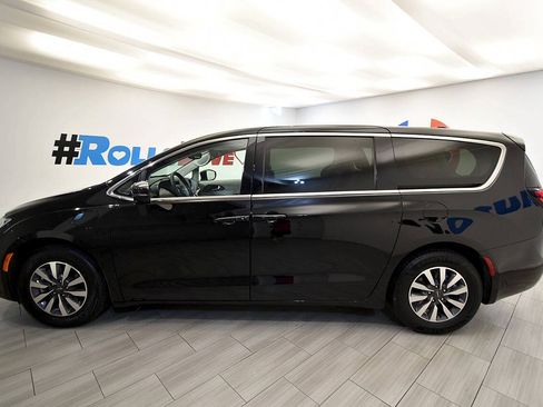 Used 2024 Chrysler Pacifica Limited FWD image 2