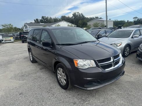 Used 2018 Dodge Grand Caravan SE w/ UConnect Hands-Free Group FWD image 3