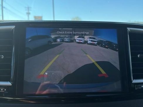 Used 2024 Chrysler Pacifica Touring-L FWD image 16