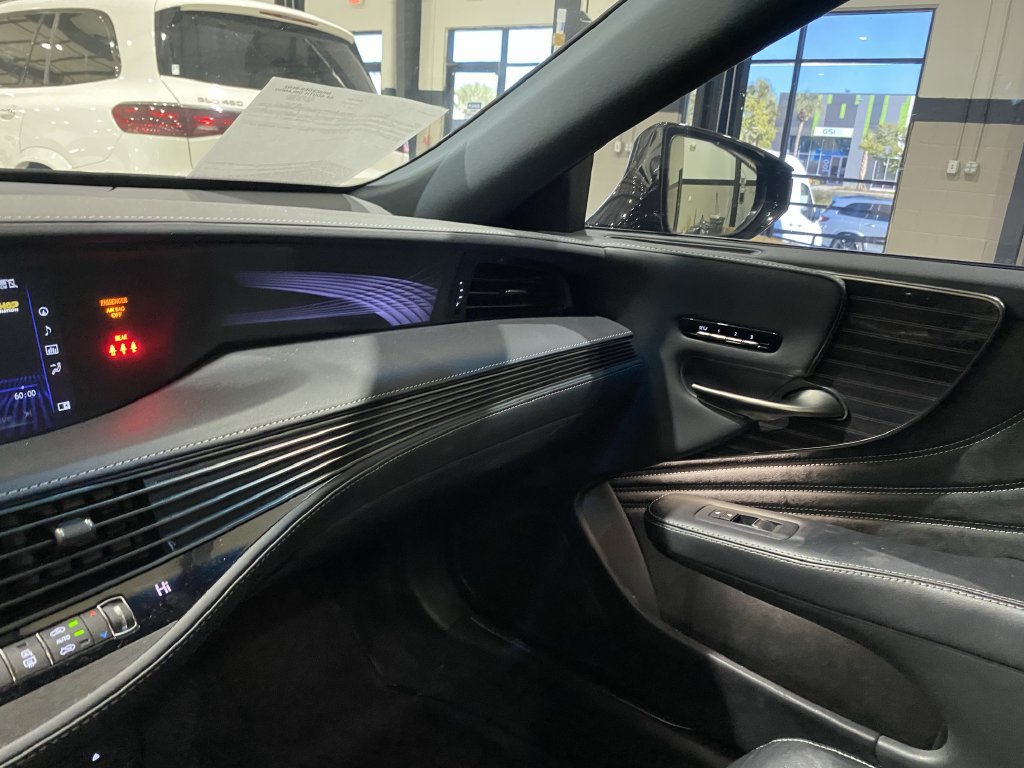 Used 2019 Lexus LS 500 w/ Accessory Package (Z2) RWD image 4