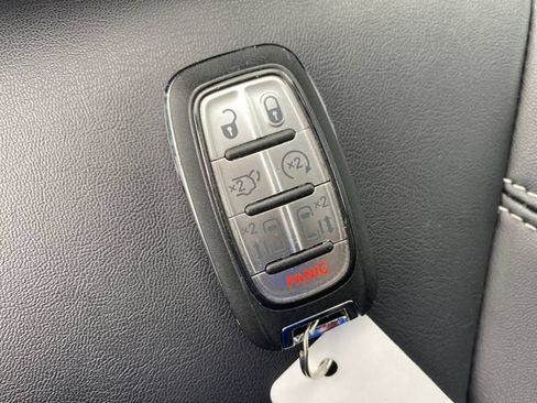Used 2025 Chrysler Pacifica Select FWD image 22