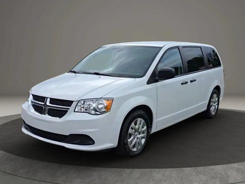 Used 2020 Dodge Grand Caravan SE w/ UConnect Hands-Free Group FWD image 3