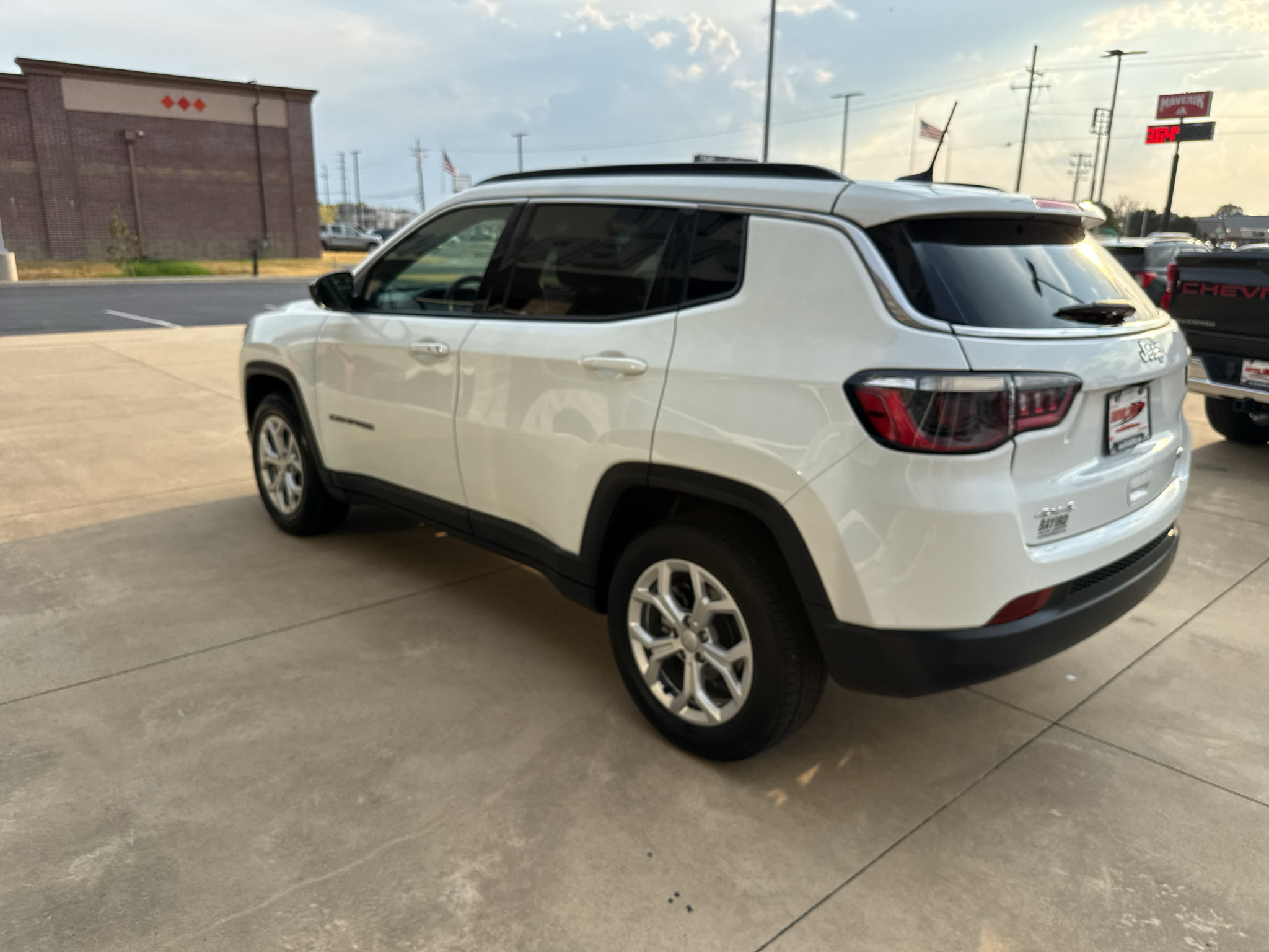 Used 2024 Jeep Compass Latitude AWD/4WD image 5