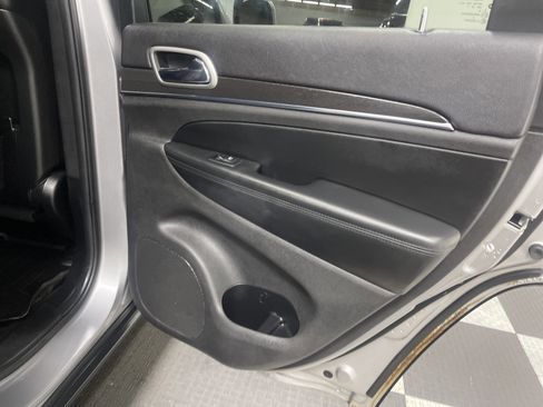 Used 2018 Jeep Grand Cherokee Limited image 19